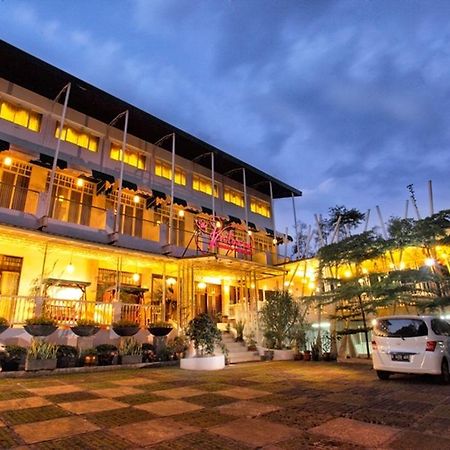 The Victoria Guesthouse Bandung Buitenkant foto