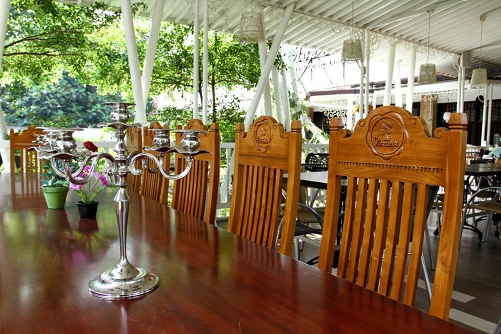 The Victoria Guesthouse Bandung Buitenkant foto