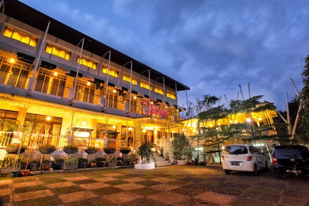 The Victoria Guesthouse Bandung Buitenkant foto