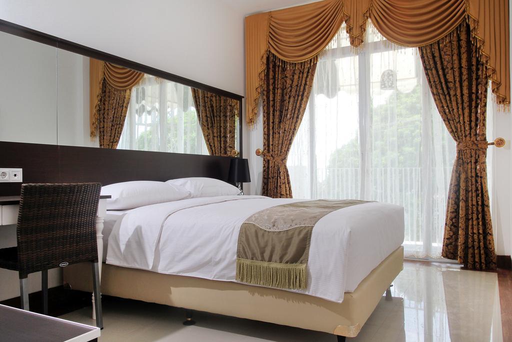 The Victoria Guesthouse Bandung Buitenkant foto